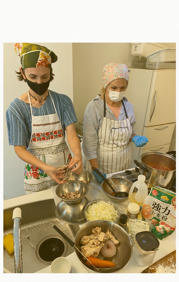 鶏ガラの身をほぐす